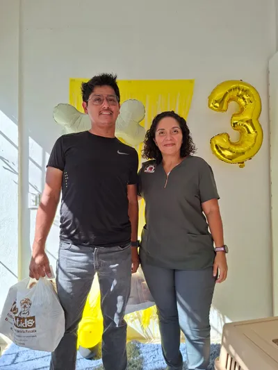 Clientes en evento con bolsa Nutidogs, promoción de alimento para mascotas en Nicaragua.