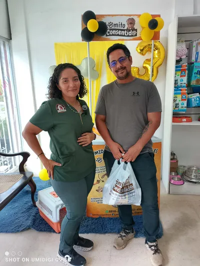 Evento promocional de Lomito Consentido en tienda veterinaria con clientes y decoración de aniversario, alimentos naturales para perros en Nicaragua.