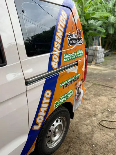 Van blanca con diseño promocional de Lomito Consentido, alimento 100% natural para perros en Nicaragua.