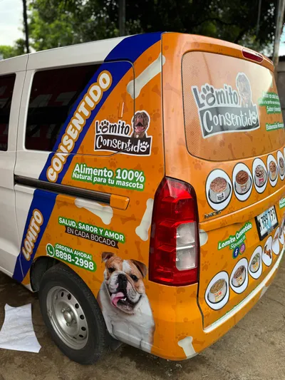 Van decorada con branding de Lomito Consentido, alimento 100% natural para perros en Nicaragua, promoción móvil.